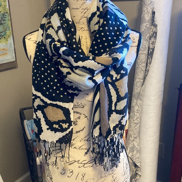 Scarf/Wrap - Picture 5 of 7